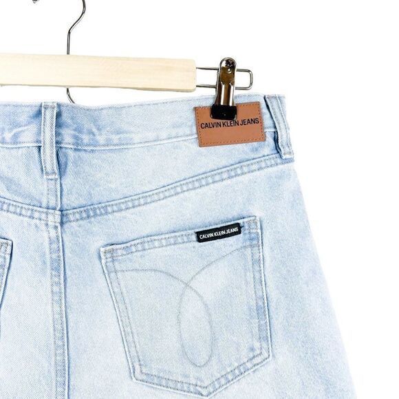 Calvin Klein Light Wash Frayed Edge Raw Hem Denim Jean Shorts Size 30 - Picture 2 of 7